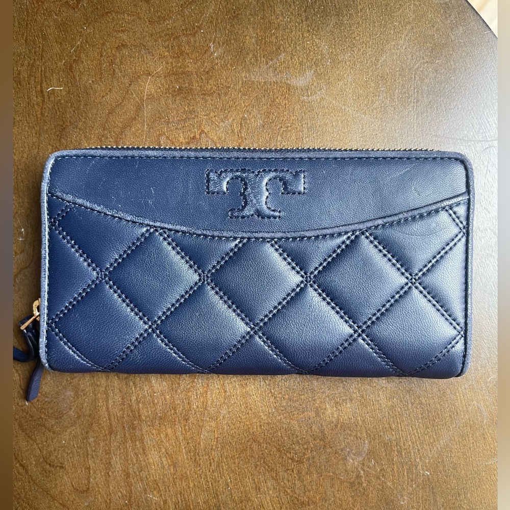 Tory Burch - Navy colored quilted large size wallet - GUC